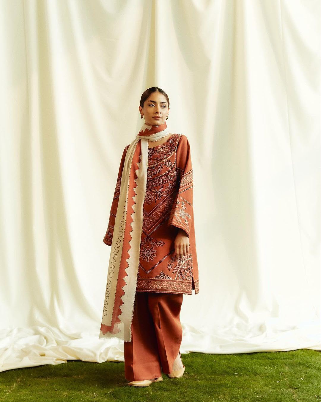 COCO BY ZARASHAHJAHAN Premium Dhanak 3PC Embroidered Winter Suit | Digital Wool Shawl | 2026-27

Price: Rs. 7,000