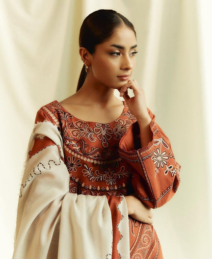 COCO BY ZARASHAHJAHAN Premium Dhanak 3PC Embroidered Winter Suit | Digital Wool Shawl | 2026-27

Price: Rs. 7,000