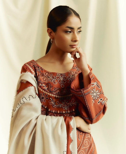 COCO BY ZARASHAHJAHAN Premium Dhanak 3PC Embroidered Winter Suit | Digital Wool Shawl | 2026-27

Price: Rs. 7,000